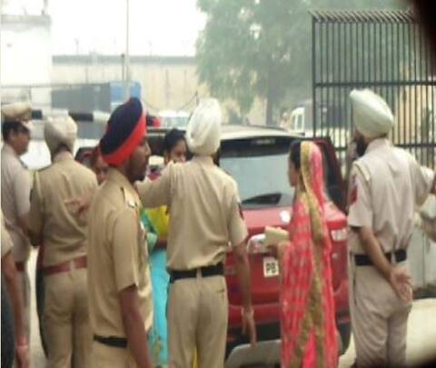 ਜੇਲ੍ਹ ‘ਚ ਗੈਂਗਸਟਰ ਦਾ ਵਿਆਹ, ਦੁਲਹਨ ਸੱਜਧੱਜ ਪਹੁੰਚੀ ਜੇਲ੍ਹ ਜੇਲ੍ਹ ‘ਚ ਗੈਂਗਸਟਰ ਦਾ ਵਿਆਹ, ਦੁਲਹਨ ਸੱਜਧੱਜ ਪਹੁੰਚੀ ਜੇਲ੍ਹ