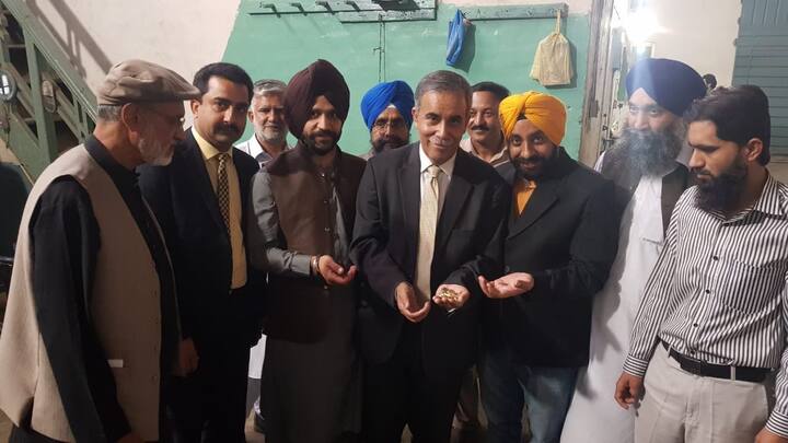 ਪਾਕਿਸਤਾਨ ਸਿੱਖ ਗੁਰਦੁਆਰਾ ਪ੍ਰਬੰਧਕ ਕਮੇਟੀ ਕਮੇਟੀ ਦੀ ਟੀਮ ਪਾਕਿਸਤਾਨ ਮਿੰਟ ਲਾਹੌਰ ਗਈ ਤੇ ਪਾਕਿਸਤਾਨ ਮਿੰਟ ਦੀ ਟੀਮ ਨੇ ਇਹ ਸਿੱਕਾ ਸਿੱਖ ਸੰਗਤ ਦੇ ਹਵਾਲੇ ਕੀਤਾ।