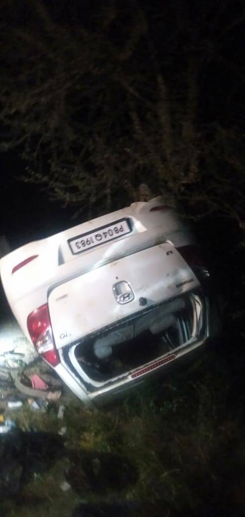 ਘਟਨਾ ਦੇ ਚਸ਼ਮਦੀਦਾਂ ਨੇ ਦੱਸਿਆ ਕਿ ਇੱਕ ਕਾਰ ਦੇ ਡਰਾਈਵਰ ਨੂੰ ਬਾਹਰ ਕੱਢਣ ਲਈ ਉਨ੍ਹਾਂ ਨੂੰ ਕਰੀਬ ਡੇਢ ਘੰਟੇ ਤਕ ਮਸ਼ੱਕਤ ਕਰਨੀ ਪਈ। 