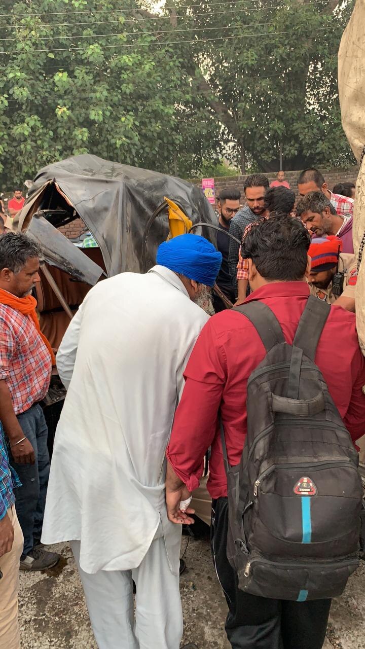 ਕੁਝ ਸਮੇਂ ਬਾਅਦ ਹੀ ਸੜਕ ਹਾਦਸੇ ਦੀ ਸੂਚਨਾ ਉਨ੍ਹਾਂ ਨੂੰ ਮਿਲੀ ਤਾਂ ਉਹ ਤੁਰੰਤ ਮੌਕੇ 'ਤੇ ਪਹੁੰਚੇ। ਆਟੋ 'ਚ ਬੈਠੀ ਸਵਾਰੀ ਤੇ ਆਟੋ ਚਾਲਕ ਬੁਰੀ ਤਰ੍ਹਾਂ ਫਸੇ ਹੋਏ ਸਨ ਜਿਨ੍ਹਾਂ ਨੂੰ ਪੀਸੀਆਰ ਮੁਲਾਜ਼ਮਾਂ ਨੇ ਕੜੀ ਮੁਸ਼ੱਕਤ ਤੋਂ ਬਾਅਦ ਬਾਹਰ ਕੱਢਿਆ।