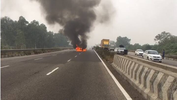 ਖੰਨੀ ਦੇ ਨੇੜੇ ਪਿੰਡ ਦੇਹੜੂ ਕੋਲ ਜੀਟੀ ਰੋਡ 'ਤੇ ਇੱਕ ਮਰਸਿਡੀਜ਼ ਕਾਰ ਨੂੰ ਅਚਾਨਕ ਅੱਗ ਲੱਗ ਗਈ। 