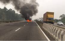  ਚੱਲਦੀ ਮਰਸਿਡੀਜ਼ ਕਾਰ ਨੂੰ ਲੱਗੀ ਅੱਗ, 3 ਜਣਿਆਂ ਮਸਾਂ ਬਚਾਈ ਜਾਨ, ਵੇਖੋ ਤਸਵੀਰਾਂ