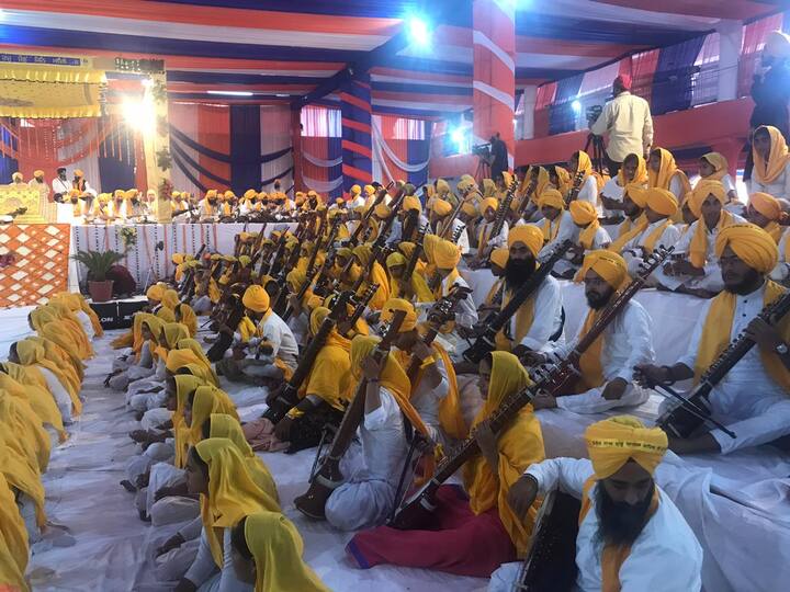 ਨਗਰ ਕੀਰਤਨ ਸੁਲਤਾਨਪੁਰ ਲੋਧੀ ਪਹੁੰਚਣ 'ਤੇ ਜੈਕਾਰਿਆਂ ਨਾਲ ਸਵਾਗਤ ਕੀਤਾ ਗਿਆ ਤੇ ਫੁੱਲਾਂ ਦੀ ਵਰਖਾ ਨਾਲ ਗੁਰੂ ਸਾਹਿਬ ਦੇ ਸਰੂਪ ਨੂੰ ਗੁਰਦੁਆਰਾ ਸਾਹਿਬ ਲਜਾਇਆ ਗਿਆ।