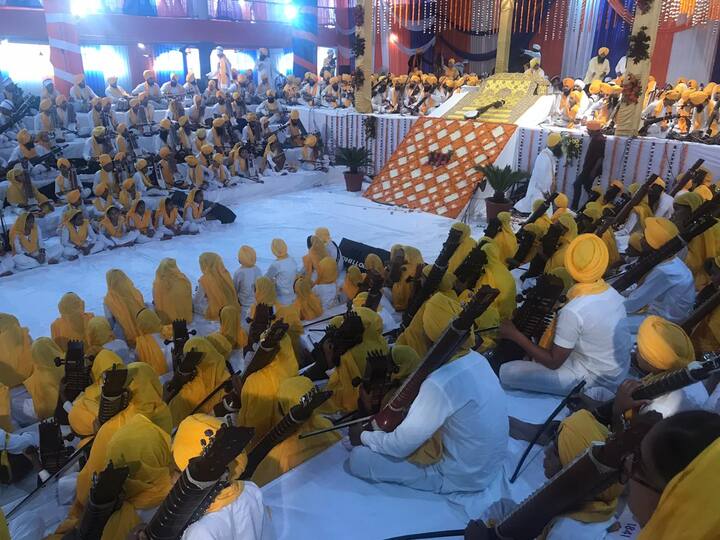 ਅੱਜ ਜਿੱਥੇ 550 ਸਾਲਾ ਸਮਾਗਮਾਂ ਦੀ ਸ਼ੁਰੂਆਤ ਹੋਈ ਹੈ, ਉਥੇ ਸਭ ਤੋਂ ਵਿਲੱਖਣ ਗੱਲ ਇਹ ਸੀ ਕਿ ਇੱਕੋ ਮੰਚ 'ਤੇ 550 ਬੱਚਿਆ ਨੇ ਤੰਤੀ ਸਾਜ਼ਾਂ ਨਾਲ ਗੁਰਬਾਣੀ ਕੀਰਤਨ ਕਰਕੇ ਇਕ ਅਲੌਕਿਕ ਰੰਗ ਸਿਰਜਿਆ। 