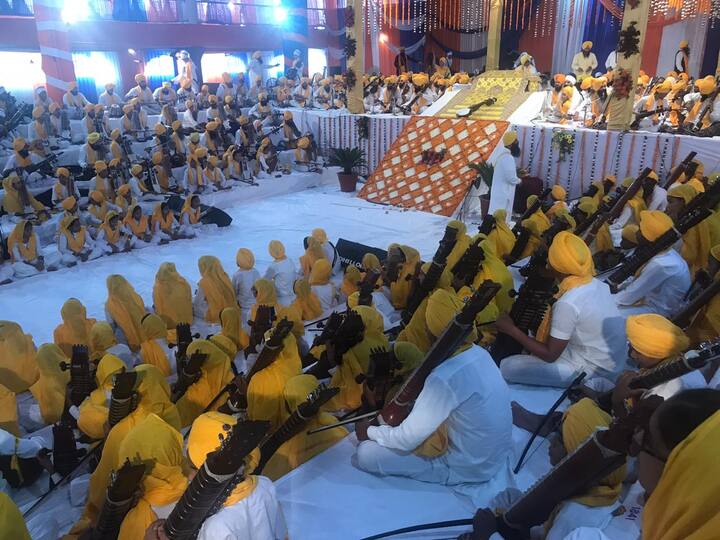 ਕੇਸਰੀ ਦਸਤਾਰਾਂ ਵਿੱਚ ਸੱਜੇ ਵਿਦਿਆਰਥੀ ਜਿਸ ਵੇਲੇ ਤੰਤੀ ਸਾਜ਼ਾਂ ਦੀਆ ਮਨੋਹਰ ਧੁੰਨਾਂ ਨਾਲ ਗੁਰਬਾਣੀ ਦਾ ਜਾਪ ਕਰ ਰਹੇ ਸਨ ਤਾਂ ਇਹ ਅਲੋਕਿਕ ਦ੍ਰਿਸ਼ ਦੇਖਣ ਲਈ ਸੰਗਤ ਇਕਾਗਰ ਚਿੱਤ ਬੈਠੀ ਸੀ। ਇਹ ਸਮਾਗਮ 12 ਦਿਨ ਇਸੇ ਤਰਾਂ ਜਾਰੀ ਰਹਿਣਗੇ।