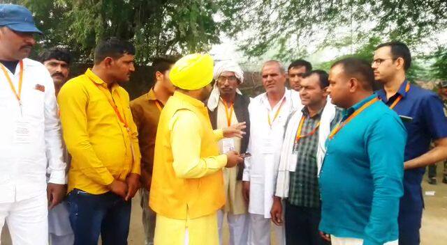 ਜਿੱਥੇ ਪੰਜਾਬ ਸਰਕਾਰ ਕਿਸਾਨਾਂ ਨੂੰ ਪਰਾਲੀ ਨਾ ਸਾੜਨ ਲਈ ਉਤਸ਼ਾਹਿਤ ਕਰਨ ਲਈ ਸਿਰਫ ਅਪੀਲਾਂ ਦਾ ਸਹਾਰਾ ਲੈ ਰਹੀ ਹੈ ਉੱਥੇ ਹਰਿਆਣਾ ਦੇ ਪਿੰਡ ਘਿਕਾੜਾ ਚਰਖੀ ਦੇ ਸਰਪੰਚ ਵੱਲੋਂ ਕਿਸਾਨਾਂ ਨੂੰ ਉਤਸ਼ਾਹਿਤ ਕਰਨ ਲਈ ਅਨੋਖੀ ਪਹਿਲ ਕੀਤੀ ਜਾ ਰਹੀ ਹੈ। 