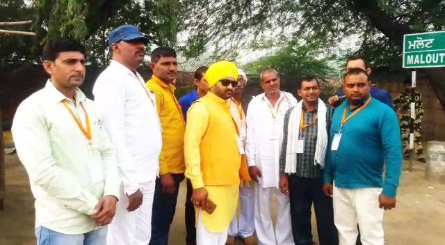 ਸਰਪੰਚ ਸੁਮੇਸ਼ ਵੱਲੋਂ ਪਿੰਡ ਵਿੱਚ ਪਰਾਲੀ ਨਾ ਸਾੜਨ ਵਾਲੇ ਕਿਸਾਨਾਂ ਨੂੰ ਮੁਫਤ ਵਿੱਚ ਹਵਾਈ ਯਾਤਰਾ ਕਰਵਾਈ ਜਾ ਰਹੀ ਹੈ। ਇਸ ਦੇ ਚੱਲਦਿਆਂ ਅੱਜ ਸਰਪੰਚ ਸੁਮੇਸ਼ ਆਪਣੇ ਪਿੰਡ ਦੇ ਦਰਜਨ ਦੇ ਕਰੀਬ ਕਿਸਾਨਾਂ ਨਾਲ ਬਠਿੰਡਾ ਪਹੁੰਚੇ ਤੇ ਬਠਿੰਡਾ ਹਵਾਈ ਅੱਡੇ ਤੋਂ ਹਵਾਈ ਜਹਾਜ਼ ਦੀ ਸੈਰ ਕਰਦੇ ਹੋਏ ਆਪਣੇ ਪਿੰਡ ਦੇ ਕਿਸਾਨਾਂ ਨੂੰ ਜੰਮੂ ਲੈ ਕੇ ਜਾਣਗੇ। 