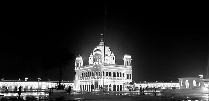 ਪਾਕਿਸਤਾਨ ਦੇ ਪ੍ਰਧਾਨ ਮੰਤਰੀ ਨੇ ਇਹ ਤਸਵੀਰਾਂ ਟਵਿਟਰ 'ਤੇ ਸ਼ੇਅਰ ਕੀਤੀਆਂ। ਇਮਰਾਨ ਖ਼ਾਨ ਨੇ ਗੁਰਦੁਆਰਾ ਦਰਬਾਰ ਸਾਹਿਬ ਦੀਆਂ ਕਈ ਤਸਵੀਰਾਂ ਸਾਂਝੀਆਂ ਕੀਤੀਆਂ ਤੇ ਨਾਲ ਹੀ ਕਿਹਾ ਕਿ ਸ਼੍ਰੀ ਗੁਰੂ ਨਾਨਕ ਦੇਵ ਜੀ ਦੇ 550ਵੇਂ ਪ੍ਰਕਾਸ਼ ਪੁਰਬ ਲਈ ਰਿਕਾਰਡ ਸਮੇਂ 'ਚ ਕਰਤਾਪੁਰ ਸਾਹਿਬ ਕੌਰੀਡੋਰ ਨੂੰ ਤਿਆਰ ਕਰਨ ਲਈ ਸਰਕਾਰ ਨੂੰ ਵਧਾਈ ਦੇਣਾ ਚਾਹੰਦਾ ਹੈ।