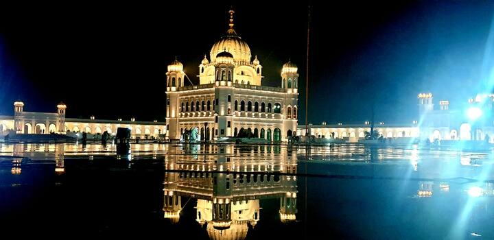 ਆਖਰ ਪਾਕਿਸਤਾਨ ਸਿੱਖਾਂ ਨੂੰ ਸਭ ਤੋਂ ਵੱਡਾ ਤੋਹਫਾ ਦੇਣ ਜਾ ਰਿਹਾ ਹੈ। ਸਿੱਖਾਂ ਦੀ ਚਿਰਾਂ ਦੀ ਰੀਝ ਪੂਰੀ ਕਰਦਿਆਂ ਕਰਤਾਰਪੁਰ ਸਾਹਿਬ ਦੇ ਦਰਸ਼ਨਾਂ ਲਈ 9 ਨਵੰਬਰ ਨੂੰ ਲਾਂਘਾ ਖੋਲ੍ਹਿਆ ਜਾ ਰਿਹਾ ਹੈ।