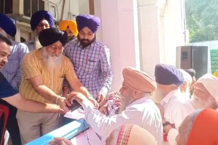 1303 pilgrims got Pakistani visas and passport distributed by sgpc 1303 ਸ਼ਰਧਾਲੂਆਂ ਨੂੰ ਵੰਡੇ ਪਾਕਿਸਤਾਨੀ ਵੀਜ਼ੇ, ਕੱਲ੍ਹ ਹੋਣਗੇ ਰਵਾਨਾ