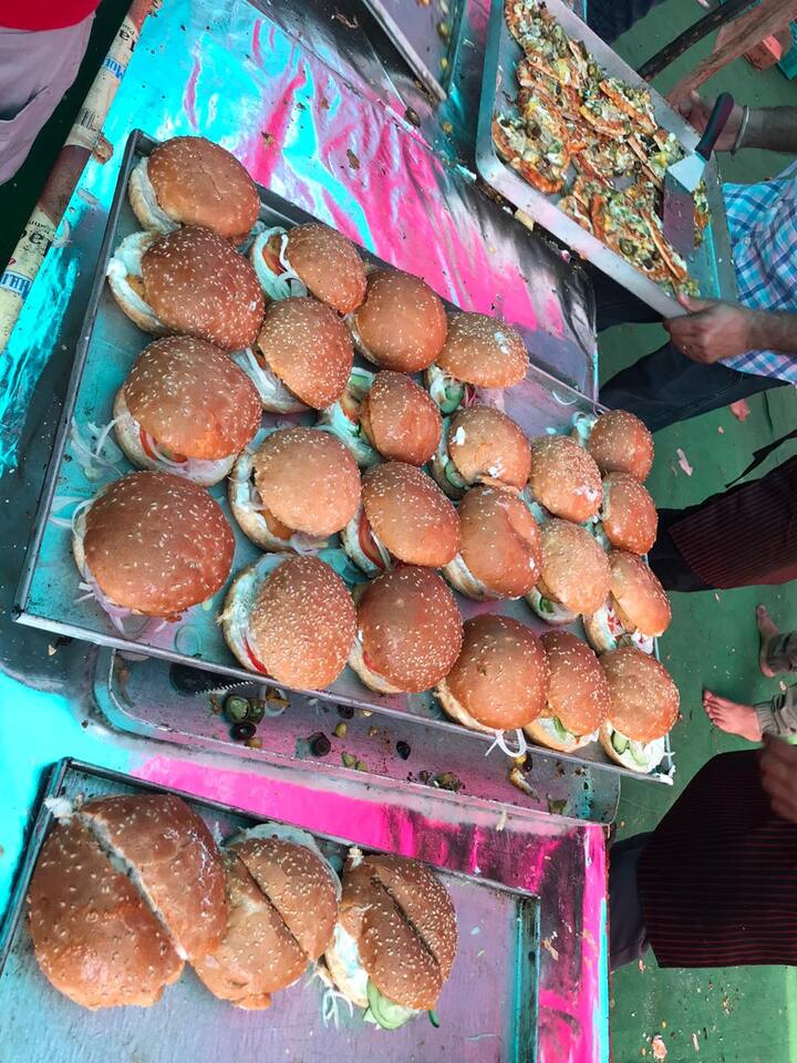 ਕਈ ਪ੍ਰਕਾਰ ਦੇ ਲੰਗਰਾਂ 'ਚ ਇੱਕ ਹੈ ਕਾਰ ਸੇਵਾ ਬਾਬਾ ਨਿਧਾਨ ਸਿੰਘ ਜੀ ਹਜ਼ੂਰ ਸਾਹਿਬ ਵਾਲਿਆਂ ਦਾ ਲੰਗਰ। ਇਸ 'ਚ ਸੰਗਤ ਲਈ ਵਿਸ਼ੇਸ਼ ਤੌਰ 'ਤੇ ਪੀਜ਼ਾ, ਬਰਗਰ, ਮਨਚੂਰੀਅਨ, ਨਿਉਡਲਸ ਤੇ ਕੋਲਡ ਡ੍ਰਿਕਸ ਵੀ ਵਰਤਾਏ ਜਾ ਰਹੇ ਹਨ।