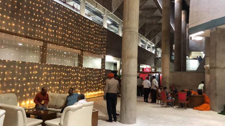 ਇਸ ਸਭ ਦੇ ਮੱਦੇਨਜ਼ਰ ਪੰਜਾਬ ਵਿਧਾਨ ਸਭਾ ਵਿੱਚ ਸੁਰੱਖਿਆ ਦੇ ਸਖ਼ਤ ਪ੍ਰਬੰਧ ਕੀਤੇ ਗਏ ਹਨ। ਫੁੱਲਾਂ ਤੋਂ ਇਲਾਵਾ ਵਿਧਾਨ ਸਭਾ ਨੂੰ ਲਾਈਟਾਂ ਦੇ ਨਾਲ ਵੀ ਜਗਮਗ ਕੀਤਾ ਗਿਆ ਹੈ।