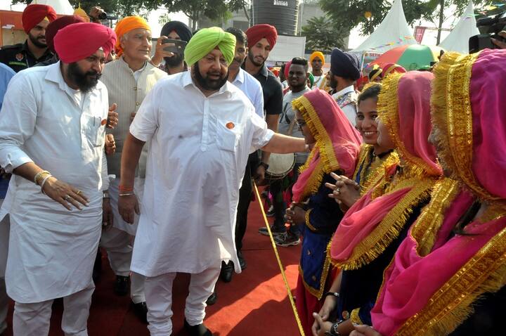 ਪੰਜਾਬ ਦੇ ਸੈਰ ਸਪਾਟਾ ਵਿਭਾਗ ਵੱਲੋਂ ਲਵਾਈ ਗਈ ਪ੍ਰਦਰਸ਼ਨੀ ਵਿੱਚ ਗੁਰੂ ਨਾਨਕ ਦੇਵ ਜੀ ਨਾਲ ਸਬੰਧਤ 53 ਪੈਨਲ ਲਾਏ ਗਏ ਹਨ ਜਿਨ੍ਹਾਂ ਵਿੱਚ ਉਨ੍ਹਾਂ ਦੇ ਜਨਮ ਤੋਂ ਲੈ ਕੇ ਉਦਾਸੀਆਂ, ਖੇਤੀ ਕਰਨ ਤੇ ਅੰਤਿਮ ਸਮੇਂ ਨਾਲ ਸਬੰਧਤ ਦੁਰਲੱਭ ਚਿੱਤਰ, ਹੱਥ ਲਿਖਤ ਜਨਮ ਸਾਖੀਆਂ ਤੇ ਸੋਨੇ ਤੇ ਚਾਂਦੀ ਦੇ ਨਾਨਕਸ਼ਾਹੀ ਸਿੱਕੇ ਸ਼ਾਮਲ ਹਨ।