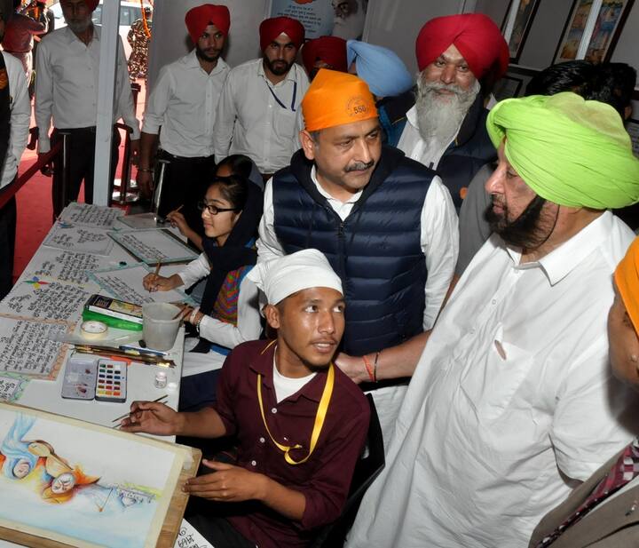 ਇਸ ਤੋਂ ਇਲਾਵਾ ਪੰਜਾਬ ਸਮਾਲ ਇੰਡਸਟਰੀ ਐਕਸਪੋਰਟ ਕਾਰਪੋਰੇਸ਼ਨ ਵੱਲੋਂ ਲਾਈ ਗਈ ਪ੍ਰਦਰਸ਼ਨੀ ਦਾ ਉਦਘਾਟਨ ਕੀਤਾ ਗਿਆ ਜਿਸ ਦੌਰਾਨ ਮੁੱਖ ਮੰਤਰੀ ਨੇ ਦਿਹਾਤੀ ਖੇਤਰ ਵਿਚਲੇ ਹੁਨਰ ਨੂੰ ਹੁਲਾਰਾ ਦੇਣ ਤੇ ਸਵੈ ਸਹਾਇਤਾ ਗਰੁੱਪਾਂ ਰਾਹੀਂ ਲੋਕਾਂ ਨੂੰ ਸਵੈ ਰੁਜ਼ਗਾਰ ਦੇ ਕਾਬਲ ਬਣਾਉਣ ਲਈ ਕੀਤੇ ਜਾ ਰਹੇ ਯਤਨਾਂ ਦੀ ਸ਼ਲਾਘਾ ਕੀਤੀ।