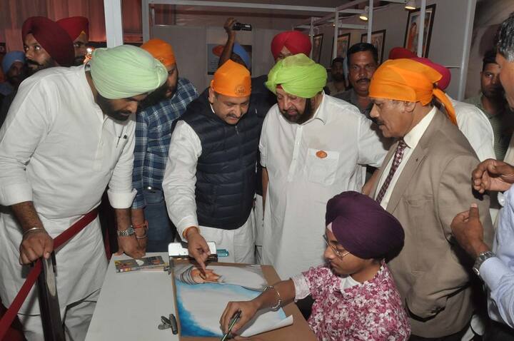 ਇਸ ਮੌਕੇ ਮੁੱਖ ਮੰਤਰੀ ਨੇ ਪੰਜਾਬ ਸਕੂਲ ਸਿੱਖਿਆ ਬੋਰਡ, ਬਾਗਬਾਨੀ ਵਿਭਾਗ ਵੱਲੋਂ ਲਾਈਆਂ ਗਈਆਂ ਪ੍ਰਦਰਸ਼ਨੀਆਂ ਨੂੰ ਨੇੜਿਓਂ ਵੇਖਿਆ। ਉਨ੍ਹਾਂ ਕਿਹਾ ਕਿ ਅਜਿਹੀਆਂ ਪ੍ਰਦਰਸ਼ਨੀਆਂ ਲੋਕਾਂ ਨੂੰ ਹੱਥੀਂ ਕਿਰਤ ਰਾਹੀਂ ਤਿਆਰ ਵਸਤਾਂ ਨੂੰ ਪ੍ਰਦਰਸ਼ਿਤ ਕਰਨ ਦਾ ਵੱਡਾ ਪਲੇਟਫਾਰਮ ਹਨ।