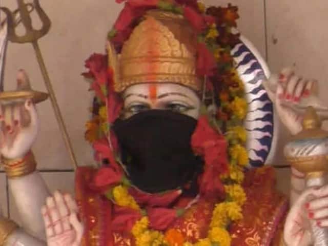 uttar pradesh air pollution effect in varanasi god had to wear mask ਮੋਦੀ ਦੇ ਗੜ੍ਹ 'ਚ ਪ੍ਰਦੂਸ਼ਣ, ਭਗਵਾਨ ਦੀਆਂ ਮੂਰਤੀਆਂ ਨੂੰ ਵੀ ਪਾਏ ਮਾਸਕ