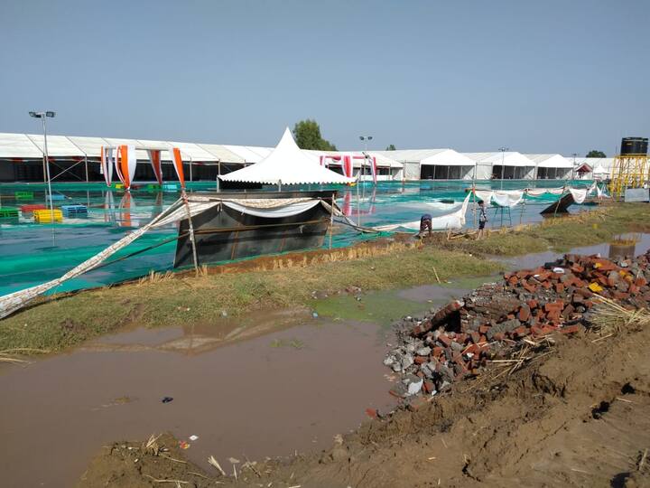 ਹੈਰਾਨੀਜਨਕ ਗੱਲ ਇਹ ਹੈ ਕਿ ਟੈਂਟ ਸਿਟੀ ਤੇ ਧਾਰਮਿਕ ਸਮਾਗਮਾਂ ਲਈ ਜੋ ਮੰਚ ਤਿਆਰ ਕੀਤੇ ਗਏ ਹਨ, ਇਹ ਮੁੱਖ ਸੜਕ ਤੋਂ ਨੀਵੀਂ ਜ਼ਮੀਨ ਹੈ, ਜਿੱਥੋਂ ਪਾਣੀ ਦਾ ਨਿਕਾਸ ਵੀ ਨਹੀਂ। 