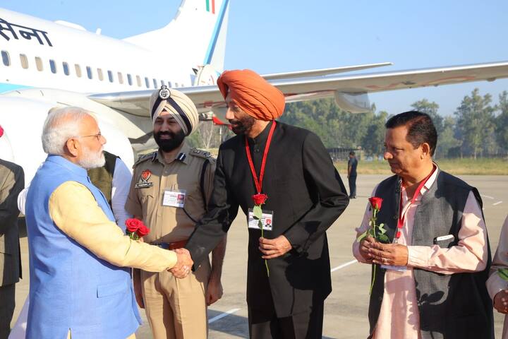 ਮੋਦੀ ਦੇ ਸੁਲਤਾਨ ਪੁਰ ਪਹੁੰਚਣ 'ਤੇ ਸੂਬੇ ਦੇ ਰਾਜਪਾਲ ਅਤੇ ਅੰਮ੍ਰਿਤਸਰ ਦੇ ਡੀਸੀ ਦੇ ਨਾਲ ਹੋਰਨਾਂ ਅਧਿਕਾਰੀਆਂ ਨੇ ਉਨ੍ਹਾਂ ਦਾ ਸਵਾਗਤ ਕੀਤਾ।