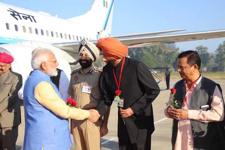 ਪਾਕਿਸਤਾਨ ਦੇ ਪੰਜਾਬ 'ਚ ਕਰਤਾਰਪੁਰ ਤਕ ਜਾਣ ਵਾਲਾ ਲਾਂਘਾ ਗੁਰੂ ਨਾਨਕ ਦੇਵ ਜੀ ਦੇ 550ਵੇਂ ਪ੍ਰਕਾਸ਼ ਪੁਰਬ ਮੌਕੇ ਖੁਲ੍ਹਿਆ ਜਾ ਰਿਹਾ ਹੈ।