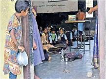 ਹੱਥ ‘ਚ ਖਾਲੀ ਕਟੋਰਾ ਲੈ ਕਲਾਸ ਅੰਦਰ ਵੇਖਦੀ ਕੁੜੀ ਨੂੰ ਉਸੇ ਸਕੂਲ ‘ਚ ਮਿਲਿਆ ਦਾਖਲਾ