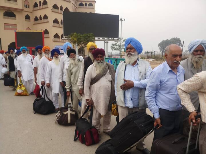 ਪਾਕਿਸਤਾਨ ਵਿਚਲੇ ਗੁਰਧਾਮਾਂ ਦੇ ਦਰਸ਼ਨ ਦੀਦਾਰੇ ਕਰਨ ਤੇ ਸ੍ਰੀ ਗੁਰੂ ਨਾਨਕ ਦੇਵ ਜੀ ਦਾ 550ਵਾਂ ਗੁਰਪੁਰਬ ਮਨਾਉਣ ਲਈ ਭਾਰਤ ਤੋਂ ਪਾਕਿਸਤਾਨ ਗਏ ਸਿੱਖ ਸ਼ਰਧਾਲੂਆਂ ਦੇ ਜਥੇ ਭਾਰਤ ਵਾਪਸ ਪਰਤਣੇ ਸ਼ੁਰੂ ਹੋ ਗਏ ਹਨ।