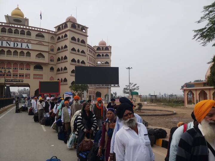 ਬੀਤੀ ਰਾਤ ਗੁਰਪੁਰਬ ਨਾਲ ਸਬੰਧਤ ਸਮਾਗਮ ਦੀ ਸਮਾਪਤੀ ਉਪਰੰਤ ਹੁਣ ਇਹ ਸੰਗਤ ਭਾਰਤ ਪਰਤਣਾ ਸ਼ੁਰੂ ਹੋ ਗਈ ਹੈ। ਇਸ ਦੇ ਚੱਲਦੇ ਵੱਖ-ਵੱਖ ਜਥਿਆਂ ਵਿੱਚ ਸੰਗਤ ਅੱਜ ਵਾਹਗਾ-ਅਟਾਰੀ ਸਰਹੱਦ ਰਾਹੀਂ ਭਾਰਤ ਵਿੱਚ ਦਾਖ਼ਲ ਹੋਈ।