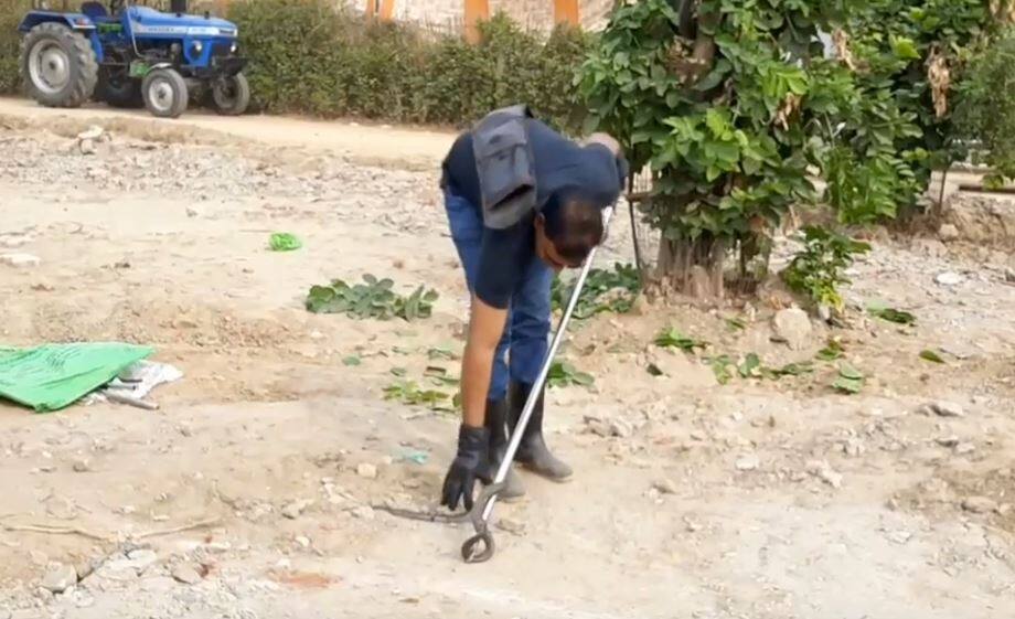 ਖ਼ਤਰਨਾਕ ਕੋਬਰਾ ਸੱਪ ਨੂੰ ਲਾਈਵ ਫੜਿਆ, ਤਸਵੀਰਾਂ ਵਾਇਰਲ Dangerous Cobra Snake Live rescue, Pictures goes Viral ਖ਼ਤਰਨਾਕ ਕੋਬਰਾ ਸੱਪ ਨੂੰ ਲਾਈਵ ਫੜਿਆ, ਤਸਵੀਰਾਂ ਵਾਇਰਲ