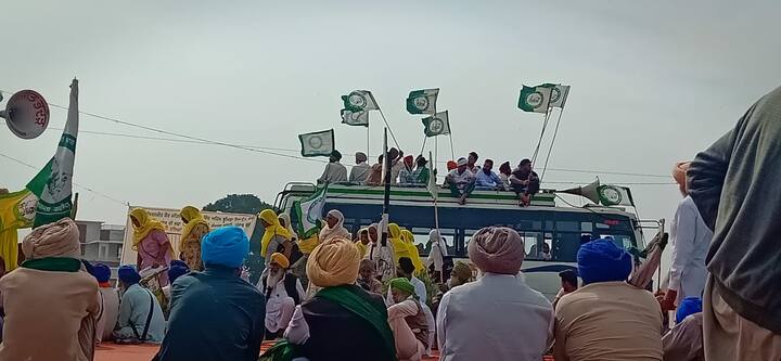 ਰਾਤ ਸਵਾ ਅੱਠ ਵਜੇ ਦੇ ਕਰੀਬ ਜੇਲ੍ਹ ਬਾਹਰ ਪਿਛਲੇ 46 ਦਿਨਾਂ ਤੋਂ ਡੇਰਾ ਲਾਈ ਬੈਠੇ ਮੋਰਚੇ ਦੇ ਕਨਵੀਨਰ ਬੂਟਾ ਸਿੰਘ ਬੁਰਜਗਿੱਲ ਸਮੇਤ ਪੰਜ ਮੈਂਬਰ ਜੇਲ੍ਹ ਅੰਦਰ ਗਏ ਤੇ ਦਸ ਪੰਦਰਾਂ ਮਿੰਟ ਦੀ ਕਾਗਜ਼ੀ ਕਾਰਵਾਈ ਮਗਰੋਂ ਧਨੇਰ ਨਾਲ ਬਾਹਰ ਆ ਗਏ।