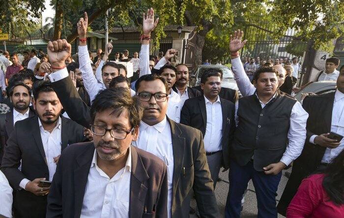 Lawyers in Delhi's district courts call off strike ਦਿੱਲੀ ਪੁਲਿਸ ਤੋਂ ਬਾਅਦ ਵਕੀਲਾਂ ਨੇ ਵੀ ਖ਼ਤਮ ਕੀਤੀ ਹੜਤਾਲ, ਅਦਾਲਤਾਂ ‘ਚ ਕੀਤੀ ਵਾਪਸੀ