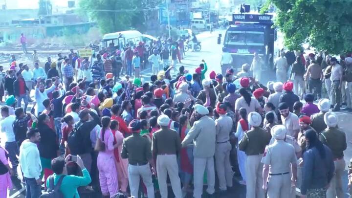 ਦਰਅਸਲ ਦੋ ਮਹੀਨੇ ਤੋਂ ਡੀਸੀ ਦਫਤਰ ਬਾਹਰ ਧਰਨੇ ‘ਤੇ ਬੈਠੇ ਅਧਿਆਪਕਾਂ ਨੇ ਅੱਜ ਸਿੱਖਿਆ ਮੰਤਰੀ ਵਿਜੈ ਸਿੰਗਲਾ ਦੇ ਘਰ ਵੱਲ ਧਾਵਾ ਕਰ ਦਿੱਤਾ।