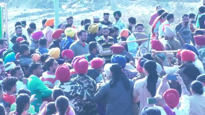 ਇਹ B.Ed ਤੇ TET ਪਾਸ ਬੇਰੁਜਗਾਰ ਅਧਿਆਪਕਾਂ ਨੌਕਰੀ ਦੀ ਮੰਗ ਕਰ ਰਹੇ ਹਨ।