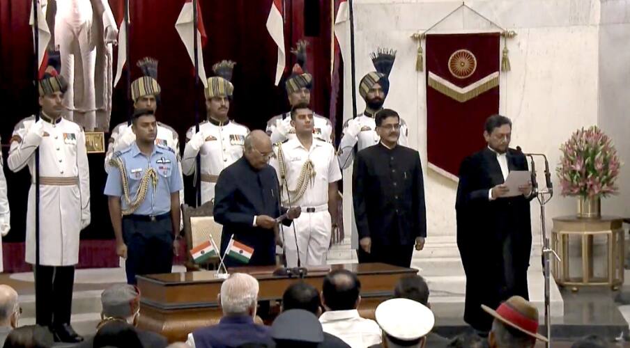 As Justice SA Bobde Takes Oath as 47th CJI ਜਸਟਿਸ ਬੋਬੜੇ ਬਣੇ ਭਾਰਤ ਦੇ 47ਵੇਂ ਚੀਫ ਜਸਟਿਸ, ਮਾਂ ਦੇ ਪੈਰੀਂ ਹੱਥ ਲਾ ਲਿਆ ਆਸ਼ੀਰਵਾਦ