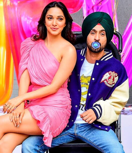 Bollywood actress Kiara Advani (L) and actor Diljit Dosanjh (R) pose for photographs during the trailer launch of their upcoming comedy-drama Hindi film 'Good Newwz' in Mumbai on November 18, 2019. (Photo by Sujit Jaiswal / AFP)
