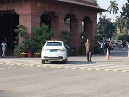 ਸੰਸਦ ਦੇ ਬਾਹਰ ਦੌੜੀਆਂ ਹਰੀ ਨੰਬਰ ਪਲੇਟ ਵਾਲੀਆਂ ਕਾਰਾਂ