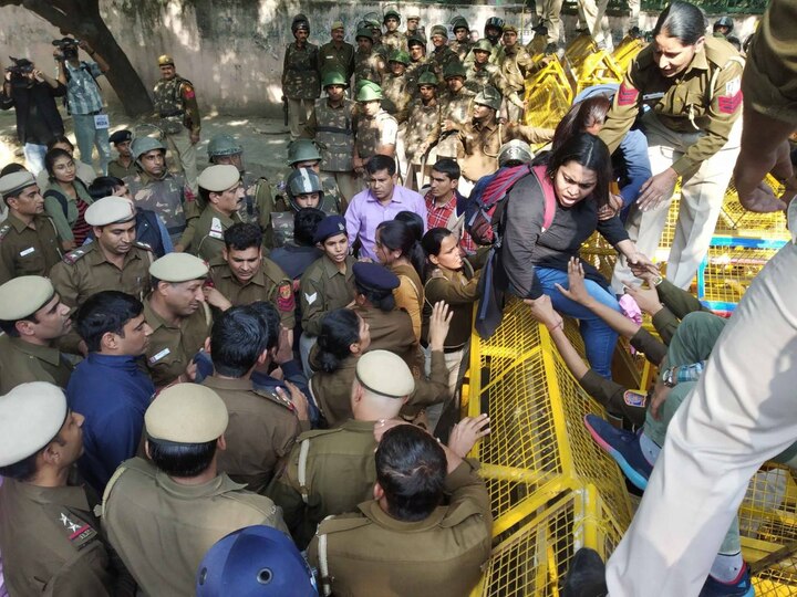 jnu-protest-15-students-and-30-personnel-were-injured-says-delhi-police ਜੇਐਨਯੂ ਵਿਵਾਦ: ਸੰਘਰਸ਼ ਅਜੇ ਵੀ ਜਾਰੀ, 30 ਪੁਲਿਸਕਰਮੀ ਸਣੇ 15 ਵਿਦਿਆਰਥੀ ਜ਼ਖ਼ਮੀ