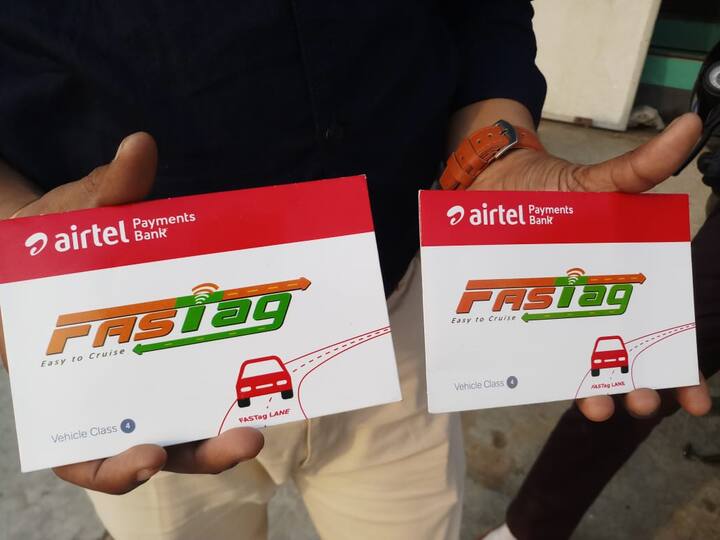 ਮੁਹਾਲੀ: ਪਹਿਲੀ ਦਸੰਬਰ ਤੋਂ ਬਗੈਰ ਫਾਸਟੈਗ ਵਾਲੀਆਂ ਗੱਡੀਆਂ ਦਾ ਕੌਮੀ ਰਾਜ ਮਾਰਗ 'ਤੇ ਚੱਲਣਾ ਮਹਿੰਗਾ ਹੋ ਜਾਵੇਗਾ। ਸੜਕ ਤੇ ਆਵਾਜਾਈ ਮੰਤਰਾਲੇ ਨੇ ਪਹਿਲੀ ਦਸੰਬਰ ਤੋਂ ਦੇਸ਼ ਦੇ ਸਾਰੇ ਟੋਲ ਪਲਾਜ਼ਿਆਂ 'ਤੇ ਫਾਸਟੈਗ ਲਾਜ਼ਮੀ ਕਰ ਦਿੱਤਾ ਹੈ। ਇਸ ਨਾਲ ਤੁਹਾਨੂੰ ਟੋਲ ਟੈਕਸ ਅਦਾ ਕਰਨ ਲਈ ਕਤਾਰ ਵਿੱਚ ਖੜ੍ਹੇ ਨਹੀਂ ਹੋਣਾ ਪਏਗਾ।