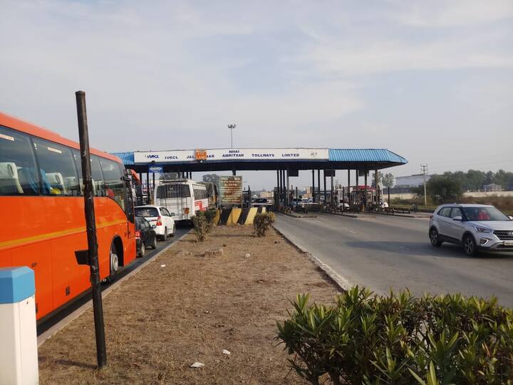 ਇਸ ਲਈ ਸਾਰੇ ਵਾਹਨ ਮਾਲਕਾਂ ਨੂੰ 1 ਦਸੰਬਰ ਤੱਕ ਫਾਸਟੈਗ ਦੀ ਸਹੂਲਤ ਲੈਣ ਲਈ ਕਿਹਾ ਜਾ ਰਿਹਾ ਹੈ। ਪਹਿਲੀ ਦਸੰਬਰ ਤੋਂ ਬਾਅਦ ਫਾਸਟੈਗ ਨਾ ਰੱਖਣ ਵਾਲੀਆਂ ਗੱਡੀਆਂ 'ਤੇ ਦੋਹਰਾ ਪੈਸਾ ਲਾਇਆ ਜਾ ਸਕਦਾ ਹੈ।