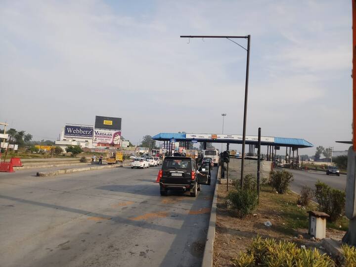 ਜ਼ੀਰਕਪੁਰ-ਅੰਬਾਲਾ ਰਾਜ ਮਾਰਗ 'ਤੇ ਦੱਪਰ ਟੋਲ ਪਲਾਜ਼ਾ 'ਤੇ ਲਗਪਗ 50,000 ਵਾਹਨ ਲੰਘਦੇ ਹਨ। ਇੱਥੇ ਬਹੁਤ ਸਾਰੇ ਲੋਕ ਫਾਸਟੈਗਸ ਲਗਵਾ ਰਹੇ ਹਨ। 