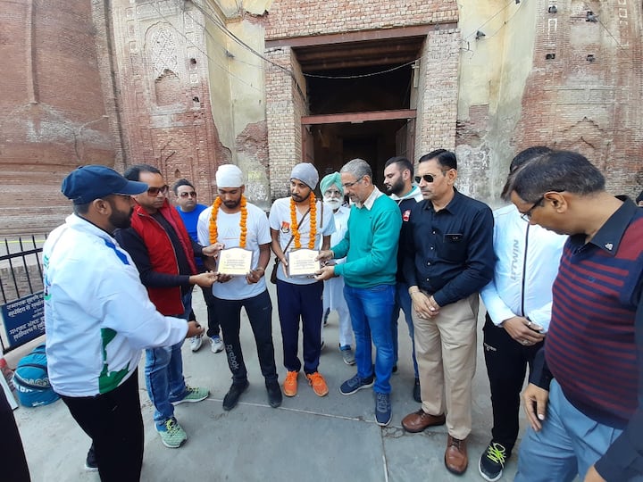 ਬਠਿੰਡਾ: ਸ੍ਰੀ ਗੁਰੂ ਨਾਨਕ ਦੇਵ ਜੀ ਦੇ ਸੰਦੇਸ਼ ਦਾ ਹੋਰ ਸੂਬਿਆਂ ਵਿੱਚ ਪ੍ਰਚਾਰ ਕਰਨ ਲਈ ਪੰਜਾਬ ਪੁਲਿਸ ਦੇ ਦੋ ਮੁਲਾਜ਼ਮ ਸਮਨਦੀਪ ਤੇ ਗੁਰਸੇਵਕ ਸਿੰਘ 9 ਸੂਬਿਆਂ ਦੀ ਆਪਣੀ ਸਾਈਕਲ ਯਾਤਰਾ 'ਤੇ ਨਿਕਲੇ। 29 ਦਿਨਾਂ ਵਿੱਚ 3500 ਕਿਮੀ ਦਾ ਸਫਰ ਤੈਅ ਕਰਨ ਪਿੱਛੋਂ ਦੋਵੇਂ ਮੁਲਾਜ਼ਮ ਮੰਗਲਵਾਰ ਨੂੰ ਬਠਿੰਡਾ ਪਹੁੰਚੇ। 