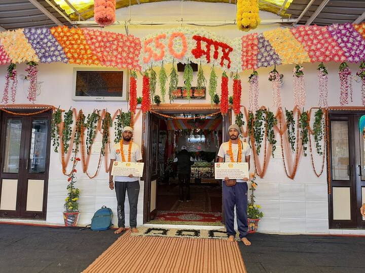 ਉਨ੍ਹਾਂ ਦੱਸਿਆ ਕਿ ਉਹ ਕੇਰਲਾ ਵਿੱਚ ਵਿਆਹ ਸਮਾਗਮ 'ਚ ਪਹੁੰਚੇ ਸੀ, ਜਿੱਥੇ ਉਨ੍ਹਾਂ ਵੇਖਿਆ ਕਿ ਸਥਾਨਕ ਲੋਕਾਂ ਨੂੰ ਗੁਰੂ ਨਾਨਕ ਬਾਰੇ ਕੋਈ ਜਾਣਕਾਰੀ ਨਹੀਂ ਸੀ ਪਰ ਲੋਕ ਬਾਬੇ ਦੀ ਫੋਟੋ ਵੇਖ ਕੇ ਉਨ੍ਹਾਂ ਨੂੰ ਪਛਾਣ ਰਹੇ ਸੀ।