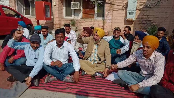ਬਠਿੰਡਾ: ਸਿਵਲ ਹਸਪਤਾਲ ਦੇ ਡਾਕਟਰ ਦੇ ਘਰ ਹੀ ਡੇਂਗੂ ਦਾ ਲਾਰਵਾ ਮਿਲਿਆ ਪਰ ਇਸ ਲਾਰਵਾ ਦੀ ਰਿਪੋਰਟ ਨੂੰ ਸਿਵਲ ਹਸਪਤਾਲ ਵੱਲੋਂ ਰਫ਼ਾ-ਦਫ਼ਾ ਕੀਤਾ ਜਾ ਰਿਹਾ ਹੈ। ਇਸ ਦੇ ਚੱਲਦਿਆਂ ਐਂਟੀ ਲਾਰਵਾ ਵਰਕਰਾਂ ਨੇ ਬਠਿੰਡਾ ਸਿਵਲ ਸਰਜਨ ਦੇ ਦਫ਼ਤਰ ਬਾਹਰ ਧਰਨਾ ਪ੍ਰਦਰਸ਼ਨ ਕੀਤਾ।
