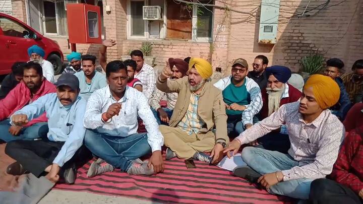 ਪ੍ਰਦਰਸ਼ਨ ਕਰ ਰਹੇ ਵਰਕਰਾਂ ਨੇ ਕਿਹਾ ਕਿ ਚੈਕਿੰਗ ਦੌਰਾਨ ਡਾਕਟਰ ਦੇ ਘਰ ਹੀ ਲਾਰਵਾ ਪਾਇਆ ਗਿਆ ਸੀ। ਇਸ ਦੀ ਰਿਪੋਰਟ ਬਠਿੰਡਾ ਸਿਵਲ ਹਸਪਤਾਲ ਵਿੱਚ ਪੇਸ਼ ਕੀਤੀ ਗਈ ਸੀ ਪਰ ਸਿਵਲ ਹਸਪਤਾਲ ਵੱਲੋਂ ਰਿਪੋਰਟ ਰਫਾ-ਦਫਾ ਕਰਨ ਦੀ ਕੋਸ਼ਿਸ਼ ਕੀਤੀ ਜਾ ਰਹੀ ਹੈ। ਡਾਕਟਰ ਨੂੰ ਬਚਾਇਆ ਜਾ ਰਿਹਾ ਹੈ।