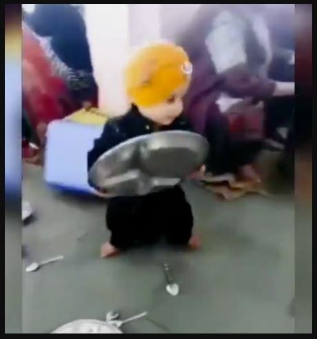 Video showing Sikh boy helping clean up after langar at gurdwara wins hearts ਛੋਟੇ ਜਿਹੇ ਸਿੱਖ ਨੇ ਜਿੱਤਿਆ ਦੁਨੀਆ ਦਾ ਦਿਲ, ਵੀਡੀਓ ਵਾਇਰਲ