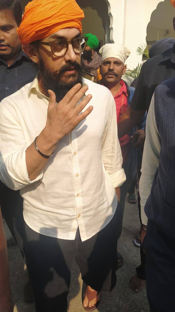 ਆਮਿਰ ਖ਼ਾਨ ਨੇ ਸ਼ੂਟ ਲਈ ਆਪਣੀ ਦਾੜ੍ਹੀ ਵਧਾ ਲਈ ਹੈ। ਸਿਰ 'ਤੇ ਪੱਗ ਦੇਖ ਕੇ ਕੋਈ ਵੀ ਉਸ ਨੂੰ ਜਲਦੀ ਨਹੀਂ ਪਛਾਣ ਸਕਦਾ ਕਿ ਇਹ ਆਮਿਰ ਖ਼ਾਨ ਹੈ।