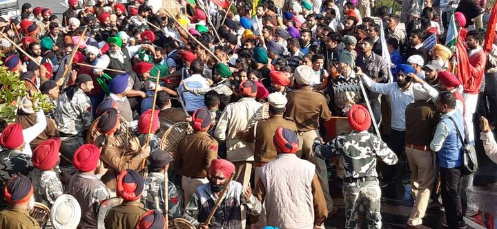ਦੇਰ ਸ਼ਾਮ ਨੂੰ ਐਸ ਡੀ ਐਮ ਬਬਨਜੀਤ ਸਿੰਘ ਨੇ ਡਿਪਟੀ ਕਮਿਸ਼ਨਰ ਸੰਗਰੂਰ ਰਾਹੀਂ ਸਿੱਖਿਆ ਮੰਤਰੀ ਵਿਜੇ ਇੰਦਰ ਸਿੰਗਲਾ ਦਾ ਐਲਾਨ ਬੇਰੁਜ਼ਗਾਰ ਅਧਿਆਪਕਾਂ ਨਾਲ ਸਾਂਝਾ ਕੀਤਾ, ਜਿਸ ਮੁਤਾਬਕ ਇੱਕ ਹਫਤੇ ਦੇ ਅੰਦਰ ਅੰਦਰ ਕੈਬਨਿਟ ਦੀ ਮੀਟਿੰਗ ਰਾਹੀਂ ਇਤਰਾਜ਼ ਵਾਲੀਆਂ ਅਧਿਆਪਕ ਭਰਤੀ ਸ਼ਰਤਾਂ ਬਦਲਣੀਆਂ ਜਾਣਗੀਆਂ।