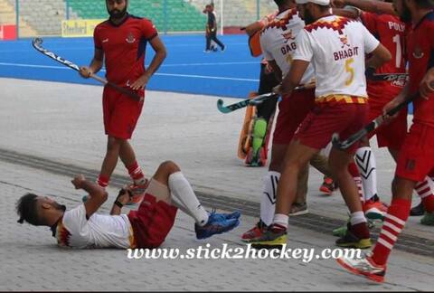 ਹਾਕੀ ਦੇ ਮੈਦਾਨ 'ਚ ਭਿੜੇ ਪੰਜਾਬ ਪੁਲਿਸ ਤੇ ਪੀਐਨਬੀ ਦੇ ਖਿਡਾਰੀ, ਕਈਆਂ ਦੇ ਸਿਰ ਪਾਟੇ ਹਾਕੀ ਦੇ ਮੈਦਾਨ 'ਚ ਭਿੜੇ ਪੰਜਾਬ ਪੁਲਿਸ ਤੇ ਪੀਐਨਬੀ ਦੇ ਖਿਡਾਰੀ, ਕਈਆਂ ਦੇ ਸਿਰ ਪਾਟੇ