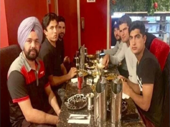 pakistani-players-had-dinner-with-indian-taxi-driver ਭਾਰਤੀ ਟੈਕਸੀ ਡ੍ਰਾਈਵਰ ਨੇ ਨਹੀਂ ਲਏ ਪਾਕਿਸਤਾਨੀ ਖਿਡਾਰੀਆਂ ਤੋਂ ਪੈਸੇ, ਸੋਸ਼ਲ ਮੀਡੀਆ ‘ਤੇ ਹੋ ਰਿਹਾ ਵਾਇਰਲ