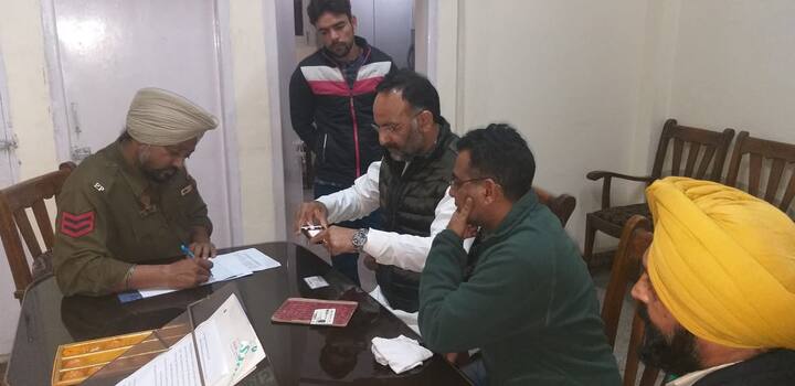 ਗੁਲਾਮ ਫਰੀਦ ਦੇ ਜਾਣ ਦੇ 17 ਸਾਲ ਬਾਅਦ ਮਾਪਿਆਂ ਨੇ ਅਚਨਚੇਤ ਮਿਲੇ ਮਲੇਰਕੋਟਲਾ ਨਗਰ ਪੰਚਾਇਤ ਦੇ ਕੌਂਸਲਰ ਬੇਅੰਤ ਕਿੰਗਰਾ ਨਾਲ ਗਲਬਾਤ ਕੀਤੀ ਜਿੰਨ੍ਹਾਂ ਨੇ ਆਪਣੇ ਸ਼ੋਸ਼ਲ ਮੀਡੀਆ 'ਤੇ ਉਸਦੀ ਗੁੰਮਸ਼ੁਦਗੀ ਦੀ ਜਾਣਕਾਰੀ ਸਾਂਝੀ ਕੀਤੀ ਜਿਸ ਨੂੰ ਦੇਖ ਕੇ ਅੰਮ੍ਰਿਤਸਰ ਤੋਂ ਮੈਂਬਰ ਪਾਰਲੀਮੈਂਟ ਗੁਰਜੀਤ ਸਿੰਘ ਨੇ ਪਰਿਵਾਰ ਨਾਲ ਸੰਪਰਕ ਕੀਤਾ ਤੇ ਪੂਰੀ ਜਾਣਕਾਰੀ ਹਾਸਲ ਕੀਤੀ ਤੇ ਗੁਲਾਮ ਫਰੀਦ ਦੀ ਭਾਲ ਲਈ ਆਪਣੇ ਯਤਨ ਸ਼ੁਰੂ ਕੀਤੇ।