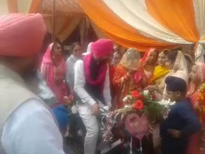 ਜਿੱਥੇ ਅੱਜ ਦੇ ਸਮੇਂ ‘ਤੇ ਦਿਖਾਵੇ ਲਈ ਲੋਕ ਲੱਖਾਂ ਰੁਪਇਆ ਖ਼ਰਚ ਕਰਦੇ ਹਨ, ਅਜਿਹੇ ‘ਚ ਇਸ ਦਿਖਾਵੇ ਤੋਂ ਪਰੇ ਬਠਿੰਡਾ ਦੇ ਪਿੰਡ ਰਾਮਨਗਰ ਦੇ ਨੌਜਵਾਨ ਗੱਗੀ ਨੇ ਆਪਣਾ ਵਿਆਹ ਬੇਹੱਦ ਸਾਦਗੀ ਭਰੇ ਅੰਦਾਜ਼ ‘ਚ ਕੀਤਾ।