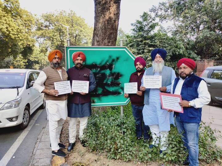 ਉਨ੍ਹਾਂ ਕਿਹਾ ਕਿ ਸ੍ਰੀ ਗੁਰੂ ਤੇਗ ਬਹਾਦੁਰ ਜੀ ਨੇ ਜ਼ਬਰਨ ਧਰਮ ਪਰਿਵਰਤਨ ਦੇ ਖ਼ਿਲਾਫ਼ ਸ਼ਹਾਦਤ ਦੇ ਦਿੱਤੀ। ਕਰੂਰ ਔਰੰਗਜ਼ੇਬ ਵੀ ਉਨ੍ਹਾਂ ਦੀ ਧਰਮ ਪ੍ਰਤੀ ਆਸਥਾ ਨੂੰ ਹਿਲਾ ਨਹੀਂ ਸਕਿਆ ਸੀ।
